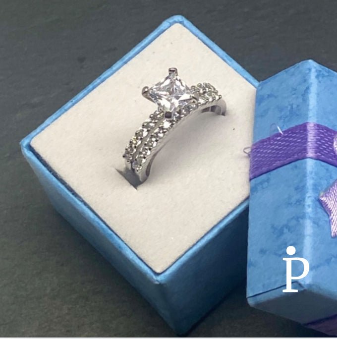 (ACP - 108) .925 Plata Anillo De Compromiso Doble Banda Con Circonita Cubica Tranparente Corte Princesa - JoyeriaParis