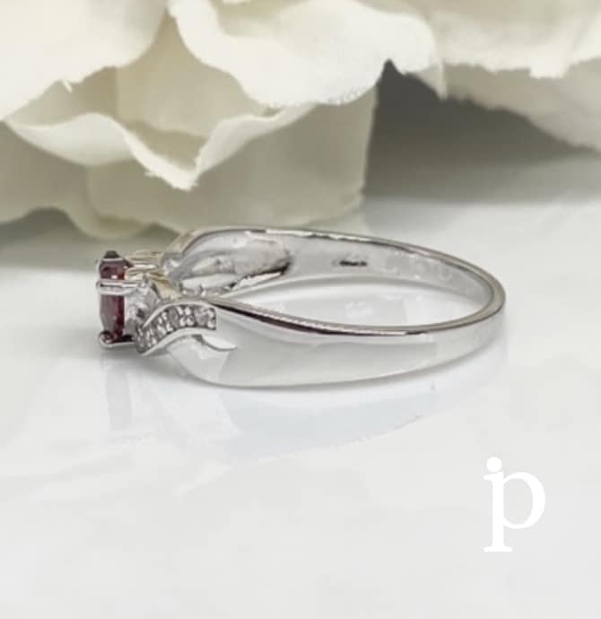 (AE-102) .925 Silver heart-shaped ring in garnet color.