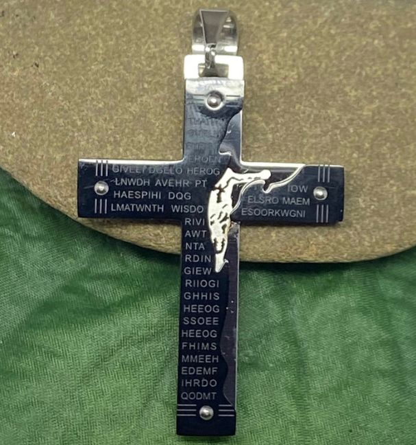 (AINOX - 05) Pendiente de oración del Señor con crucifijo de Jesucristo. - JoyeriaParis