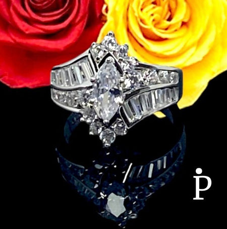 Anillo De Plata De Ley Circonita Cubica Color Blanca Corte Marquesa - JoyeriaParis