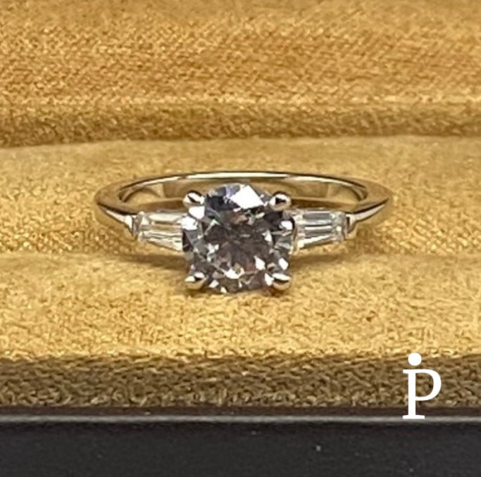 Anillo De Plata De Ley Compromiso Baguette CZ - JoyeriaParis