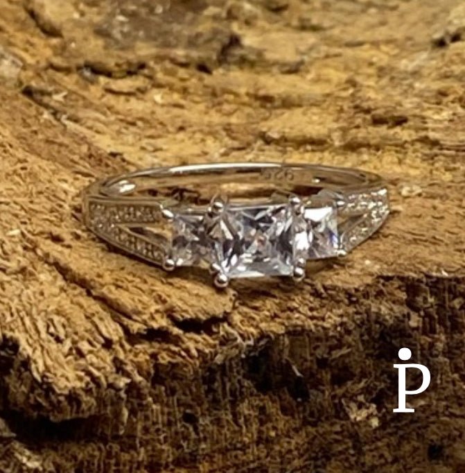 Anillo De Plata De Ley con CZ Triple Corte Princesa - JoyeriaParis