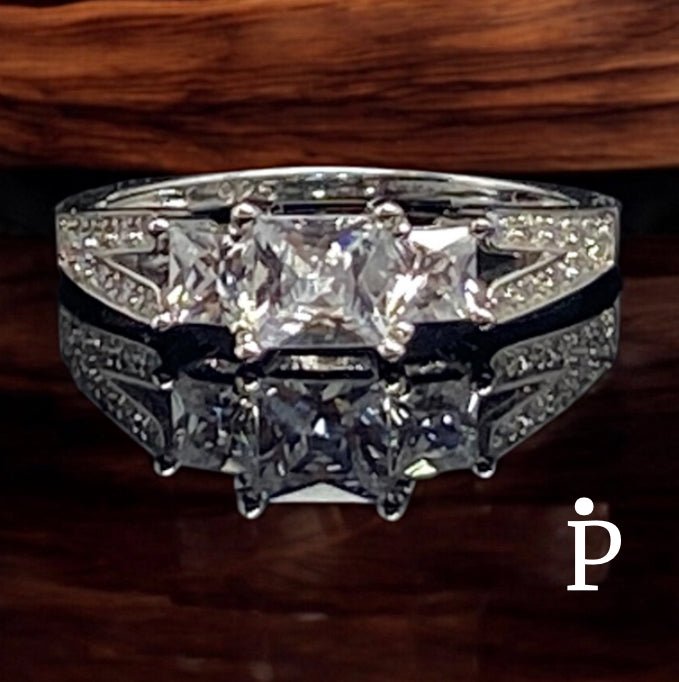 Anillo De Plata De Ley con CZ Triple Corte Princesa - JoyeriaParis