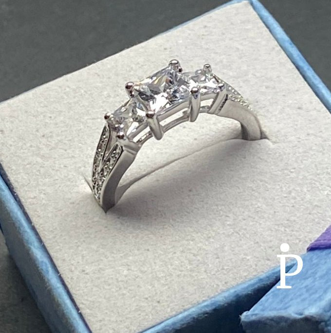 Anillo De Plata De Ley con CZ Triple Corte Princesa - JoyeriaParis