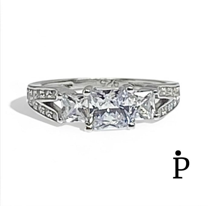 Anillo De Plata De Ley con CZ Triple Corte Princesa - JoyeriaParis