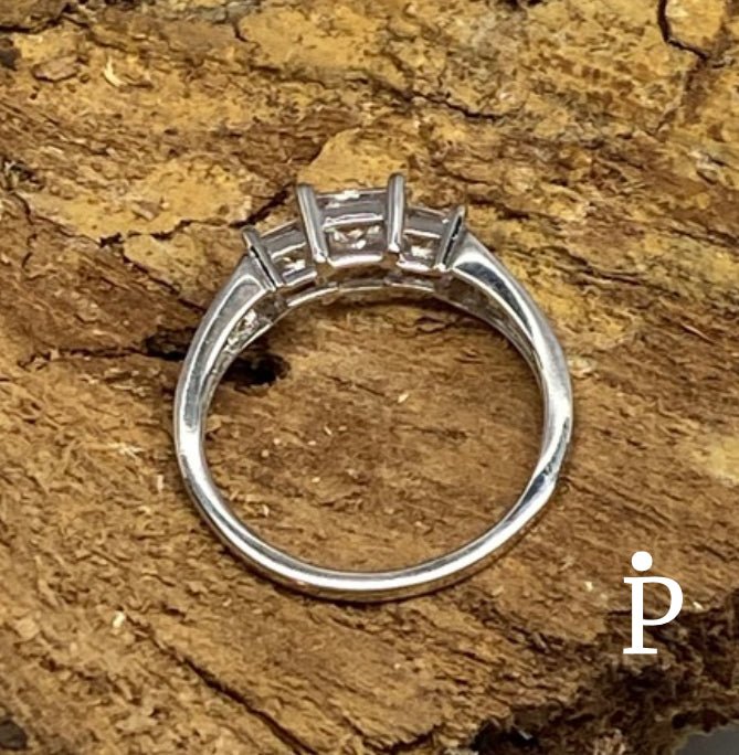 Anillo De Plata De Ley con CZ Triple Corte Princesa - JoyeriaParis