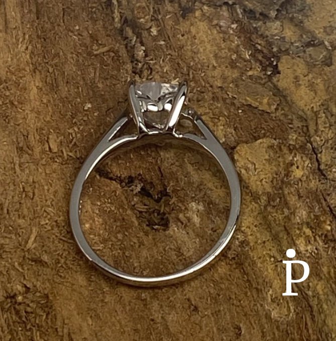 Anillo De Plata De Ley Corte de Corazón Con Una Circonita Cúbica - JoyeriaParis