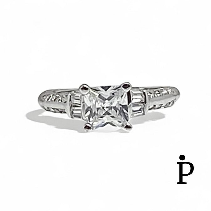 Anillo De Plata De Ley Corte Princesa CZ - JoyeriaParis