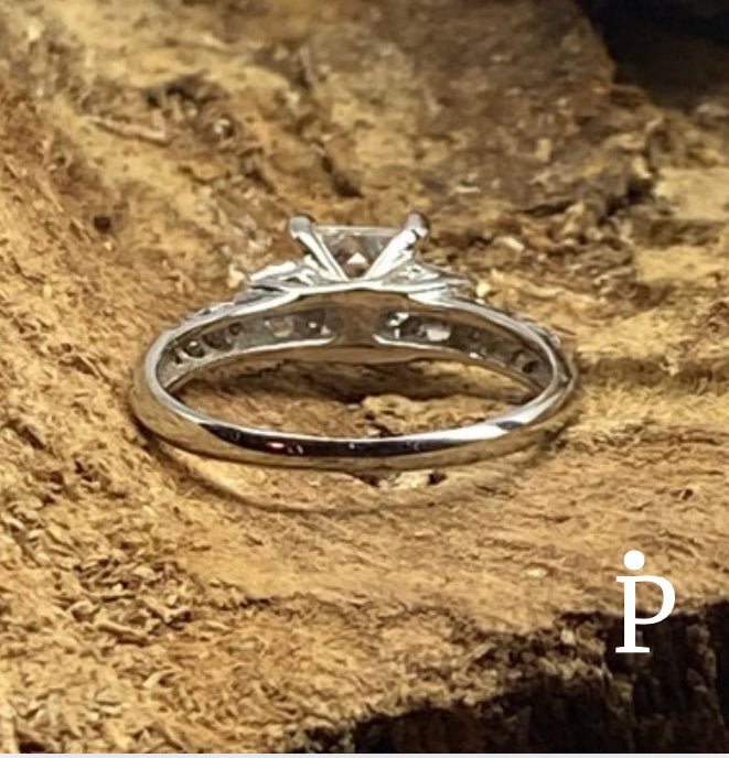 Anillo De Plata De Ley Corte Princesa CZ - JoyeriaParis