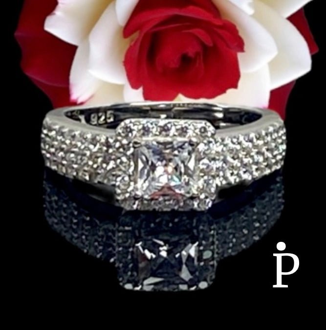 Anillo De Plata De Ley CZ Corte Princesa - JoyeriaParis