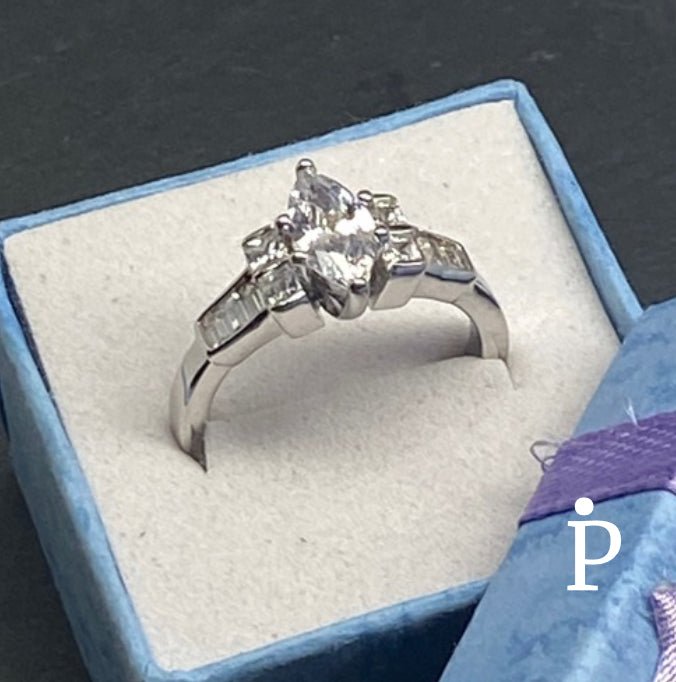 Anillo De Plata De Ley de Compromiso Circonita Cúbica Corte Marquesa - JoyeriaParis