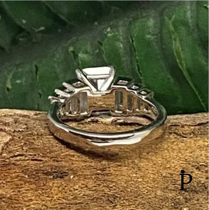 Anillo De Plata De Ley de Compromiso Con 7 CZ Corte Esmeralda - JoyeriaParis