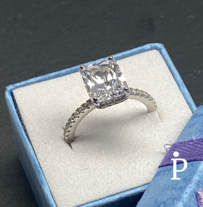 Anillo De Plata De Ley de Compromiso con CZ Corte Esmeralda - JoyeriaParis