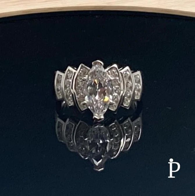 Anillo De Plata De Ley De Compromiso Con CZ Corte Marquesa - JoyeriaParis