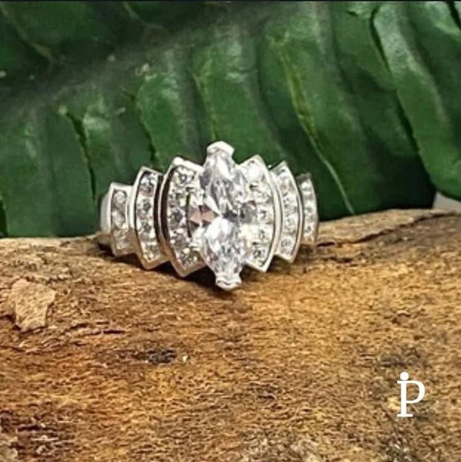 Anillo De Plata De Ley De Compromiso Con CZ Corte Marquesa - JoyeriaParis