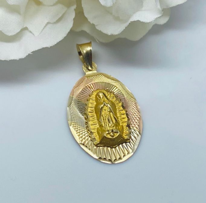 (DJO - 12)14K oro amarlloPendiente Virgen de Guadalupe, mide 33 - 18 mm aprox. - JoyeriaParis