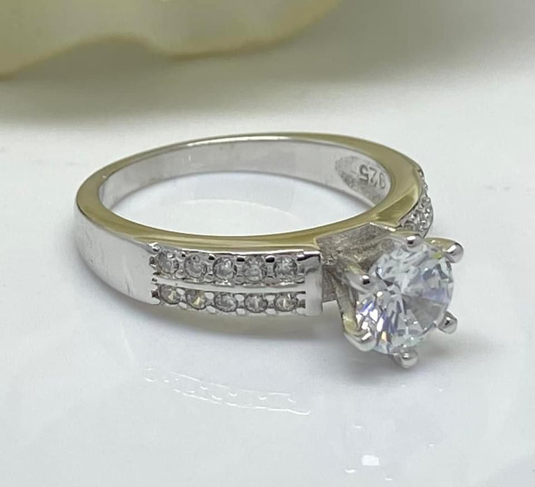 (ULP-02) .925 Plata anillo de compromiso con circonia redonda en color blanca.