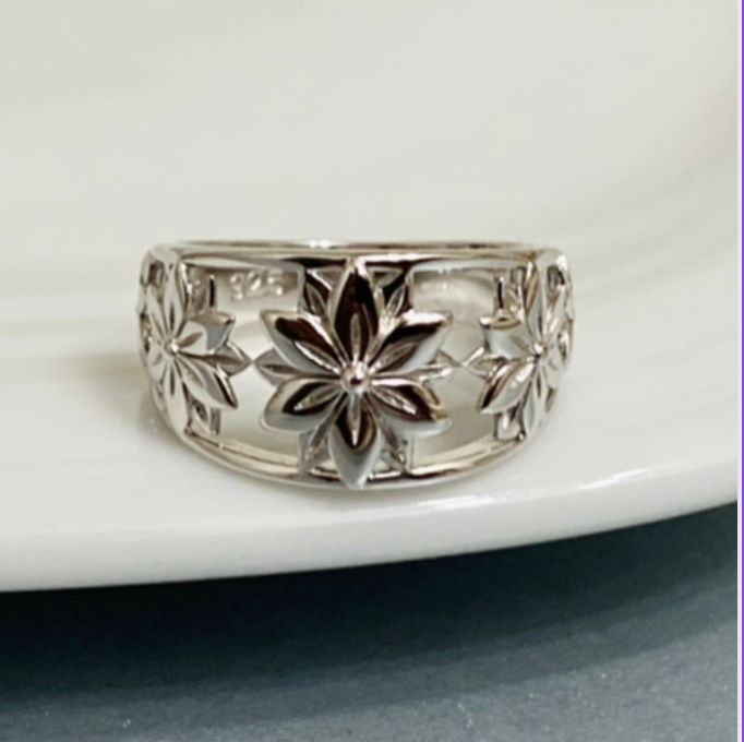 (ALP-25) .925 Silver Smooth Ring, with 5 flowers