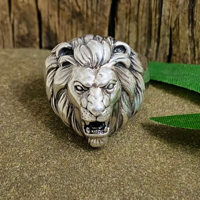 (APH-01) .925 Silver men's ring in the shape of a lion.