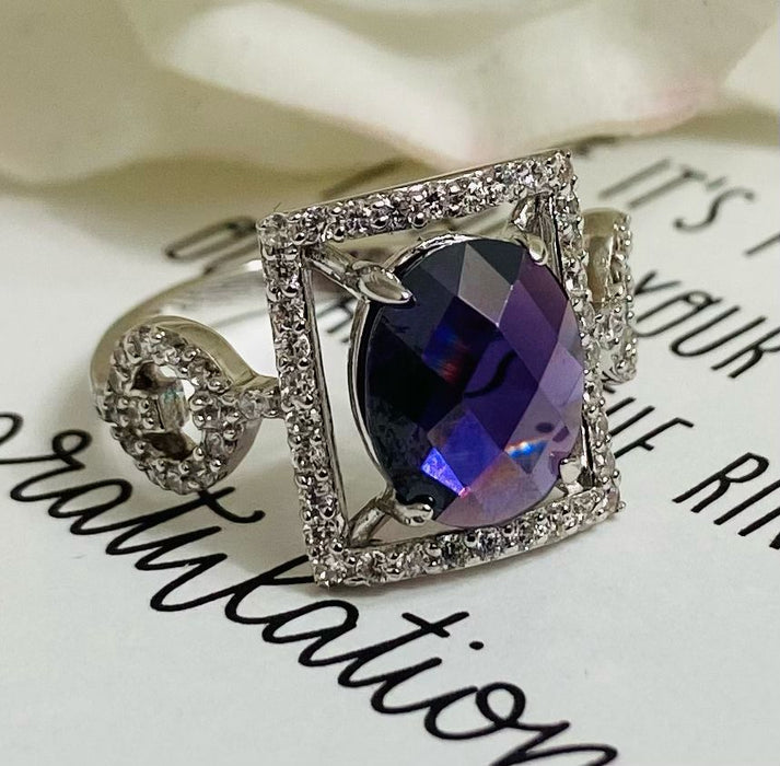 (AE-07) .925 Silver Ring with oval-shaped zirconia, amethyst color.
