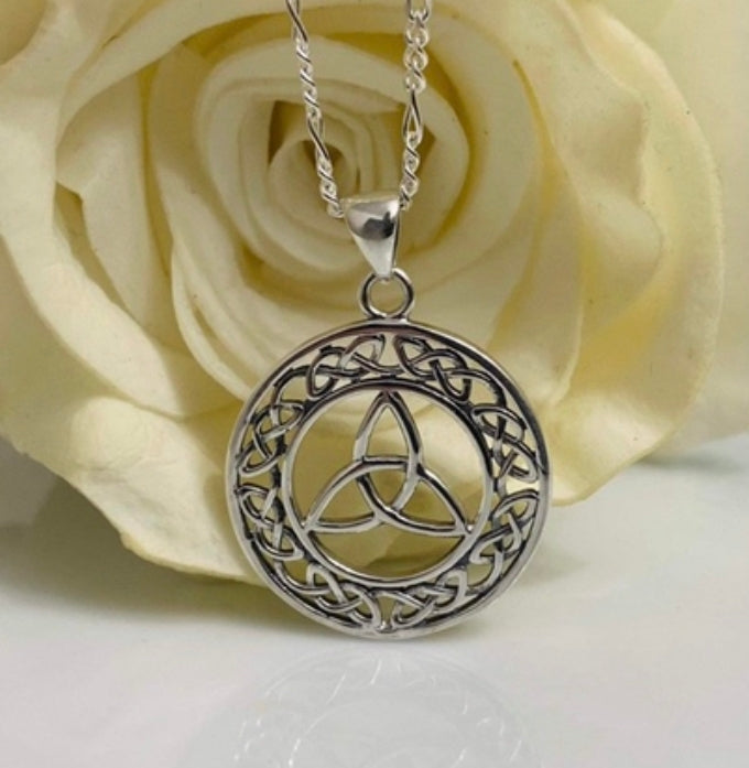 (CCP-79) .925 Silver chain with pendant, with Trinity knot