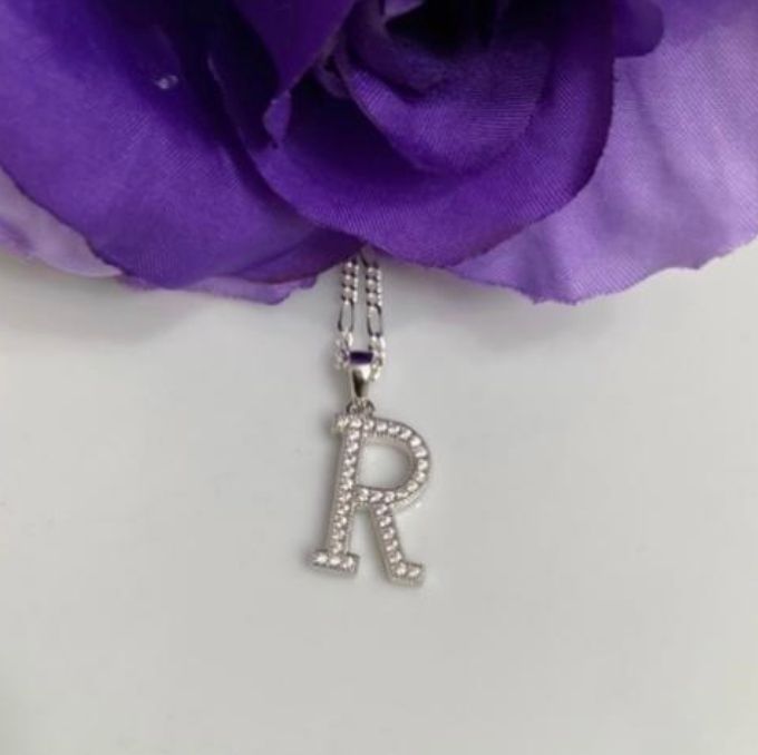 (CCP-39) .925 Silver Chain With a Letter R Pendant.